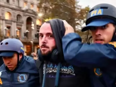 El fotógrafo Tomás Cuesta detenido en la última marcha de los jubilados.