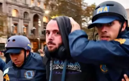 El fotógrafo Tomás Cuesta detenido en la última marcha de los jubilados.