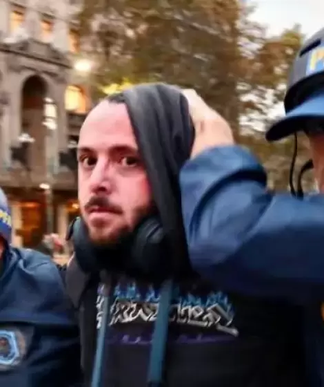 El fotógrafo Tomás Cuesta detenido en la última marcha de los jubilados.