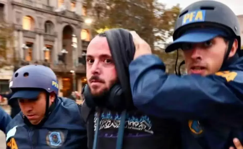 "Te tiran gas para que no saques fotos": el fotógrafo detenido expuso el accionar de las fuerzas bajo las órdenes de Bullrich