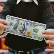 Mientras el dólar vuelve a marcar un récord, el Gobierno ya habla de una suba hasta los $1.800 y asegura que no afectará el bolsillo
