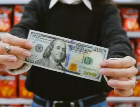 Mientras el d�lar vuelve a marcar un r�cord, el Gobierno ya habla de una suba hasta los $1.800 y asegura que no afectar� el bolsillo