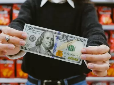Mientras el d�lar vuelve a marcar un r�cord, el Gobierno ya habla de una suba hasta los $1.800 y asegura que no afectar� el bolsillo