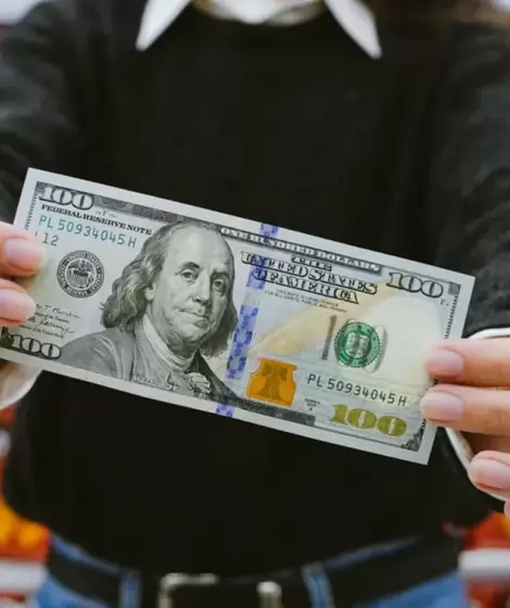 Mientras el d�lar vuelve a marcar un r�cord, el Gobierno ya habla de una suba hasta los $1.800 y asegura que no afectar� el bolsillo