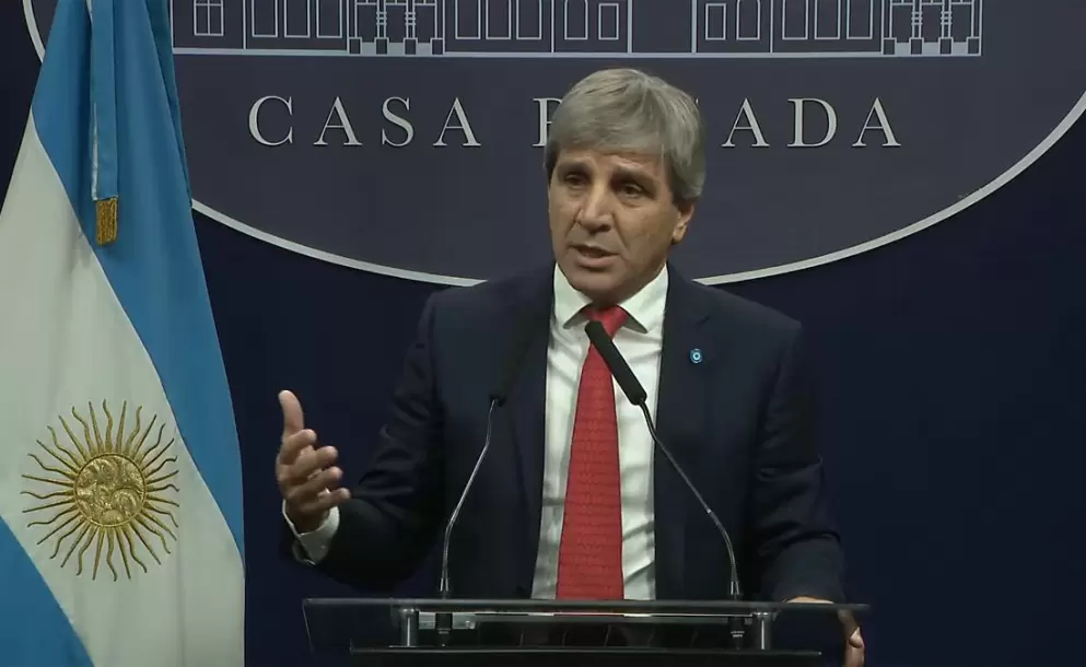 "¡Rectificate en este instante!": la amenaza de "Toto" Caputo al periodista que le preguntó sobre sus dólares en el exterior