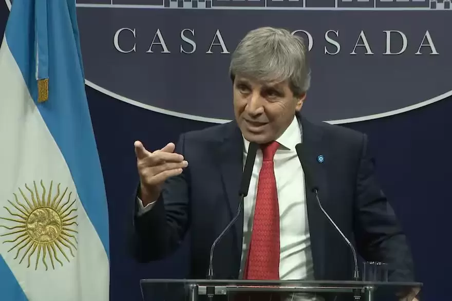 Caputo se cruzó con el periodista