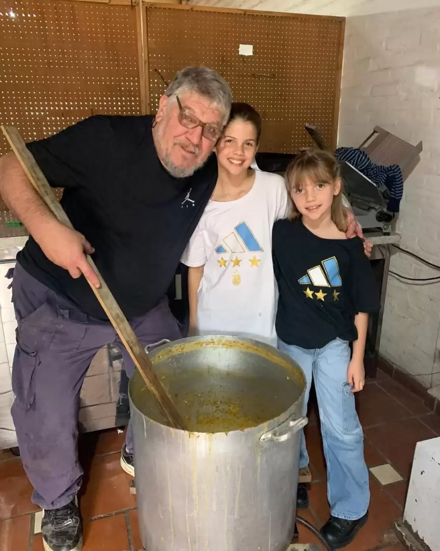Juan Icardi junto a sus nietas, Francesca e Isabella