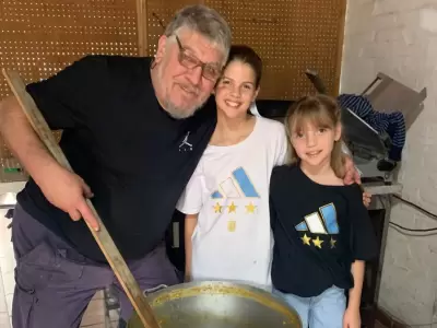 Juan Icardi junto a sus nietas, Francesca e Isabella