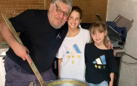 Juan Icardi junto a sus nietas, Francesca e Isabella