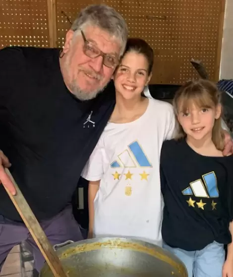 Juan Icardi junto a sus nietas, Francesca e Isabella