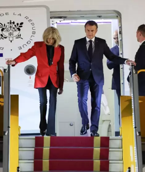 Emmanuel Macron y su mujer, después del violento episodio en su llegada a Vietnam