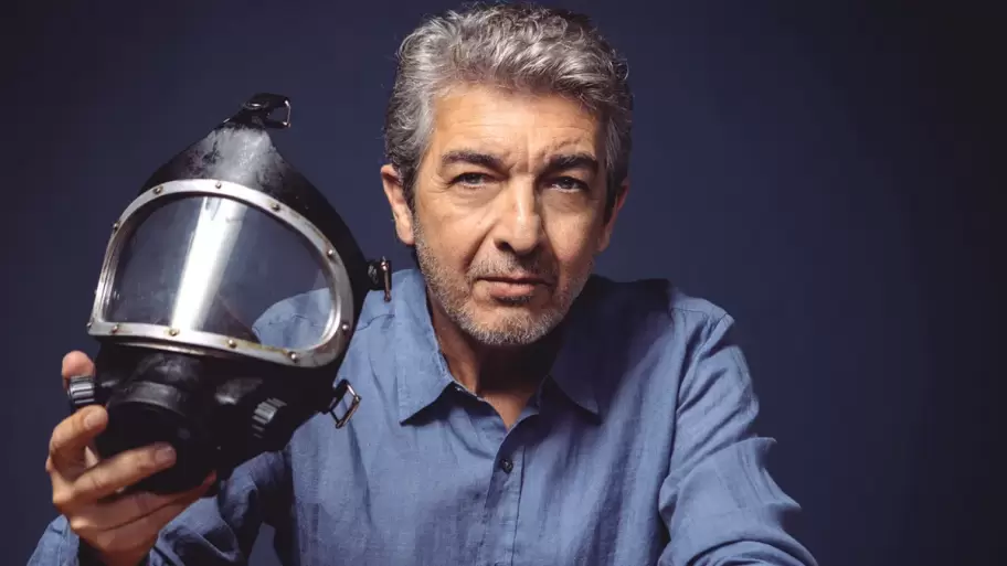 Ricardo Darín con la máscara de Juan Salvo de El Eternauta