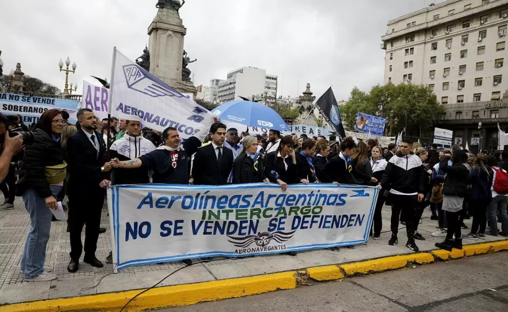 La cruzada para prohibir el derecho a huelga toma plano internacional: aeronáuticos denuncian ante la OIT