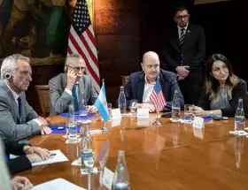 El anuncio tuvo como escenario una reunión entre el ministro de Salud, Mario Lugones y Robert Kennedy Jr.