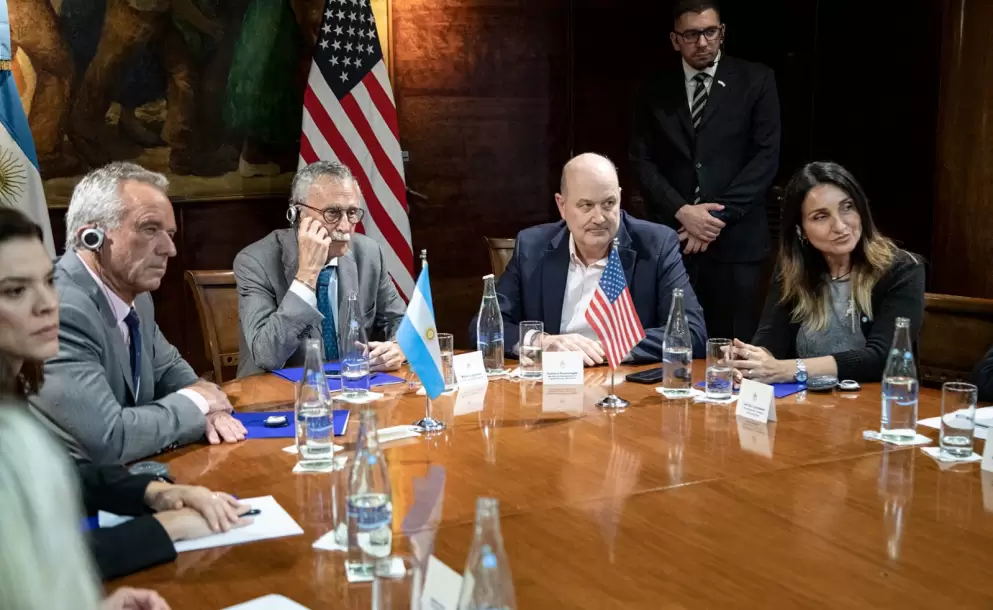 Salir de la OMS y abrazar la desregulación: el giro temerario del Gobierno en salud pública
