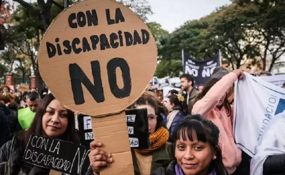 Aranceles congelados, pagos que llegan a los 90 o 120 días, autorizaciones frenadas sin explicación y una burocracia cruel e insensible.