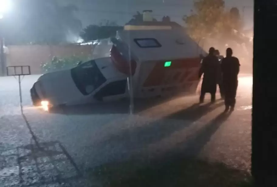 Una ambulancia quedó de lado por la inmensa cantidad de agua que cayó en la ciudad santafesina de Vera.