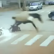 Una motociclista fue embestida por un caballo suelto en Necochea: "Me pegó con todo y caí"