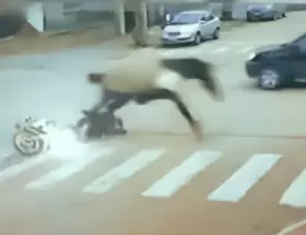 Una motociclista fue embestida por un caballo suelto en Necochea