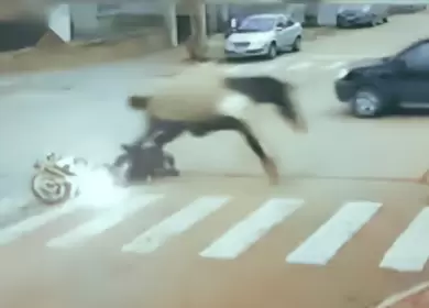 Una motociclista fue embestida por un caballo suelto en Necochea