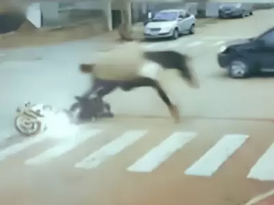 Una motociclista fue embestida por un caballo suelto en Necochea