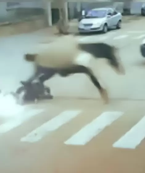 Una motociclista fue embestida por un caballo suelto en Necochea
