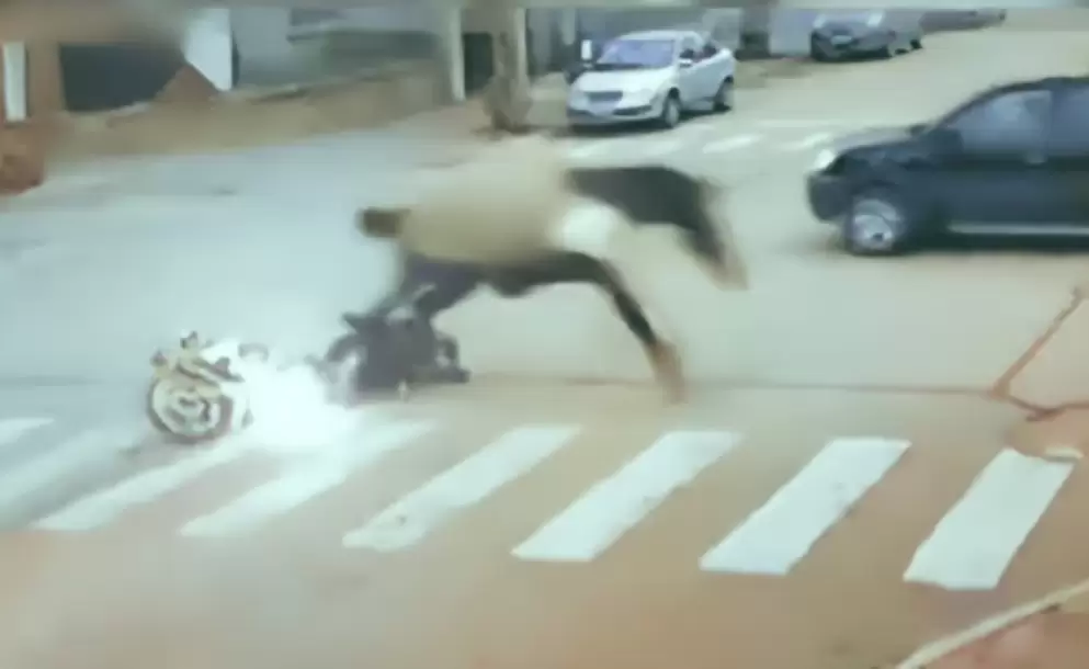 Una motociclista fue embestida por un caballo suelto en Necochea: "Me pegó con todo y caí"
