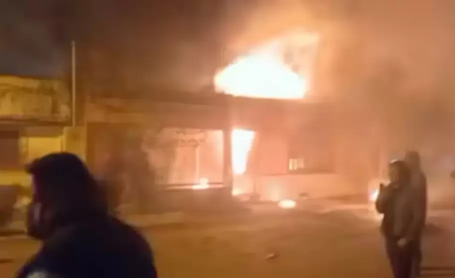 Los vecinos protestaron, quemaron neumáticos y exigieron respuestas.