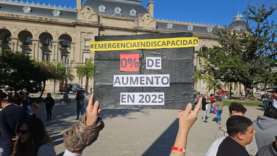 Una burocracia ineficiente y deshumanizada, que deriva responsabilidades y deja a familias y profesionales sin respuestas.