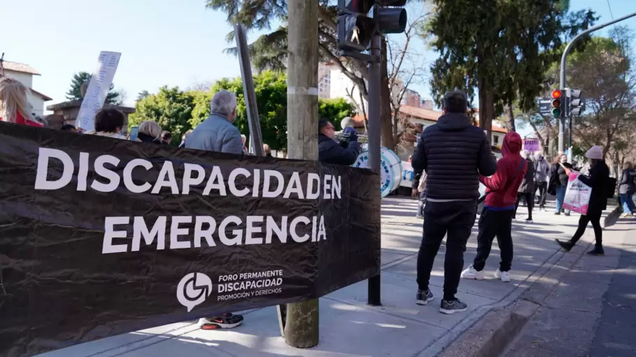 Autorizaciones de tratamientos frenadas o reducidas sin explicación, lo que genera interrupciones críticas en las terapias.