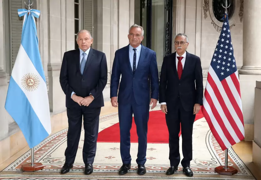 El canciller Gerardo Werthein, el secretario norteamericano Robert F. Kennedy, Jr., y el ministro de Salud de Argentina, Mario Lugones.