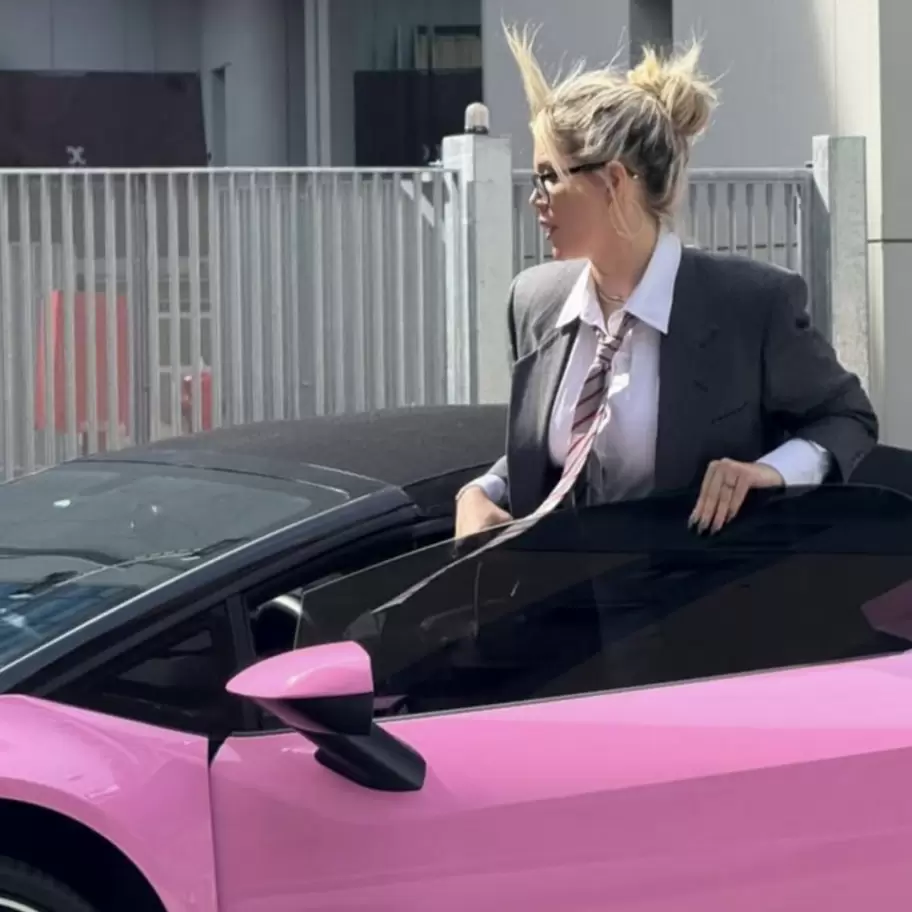 Con la Lamborghini rosa, Wanda Nara llegó a la audiencia contra Mauro Icardi