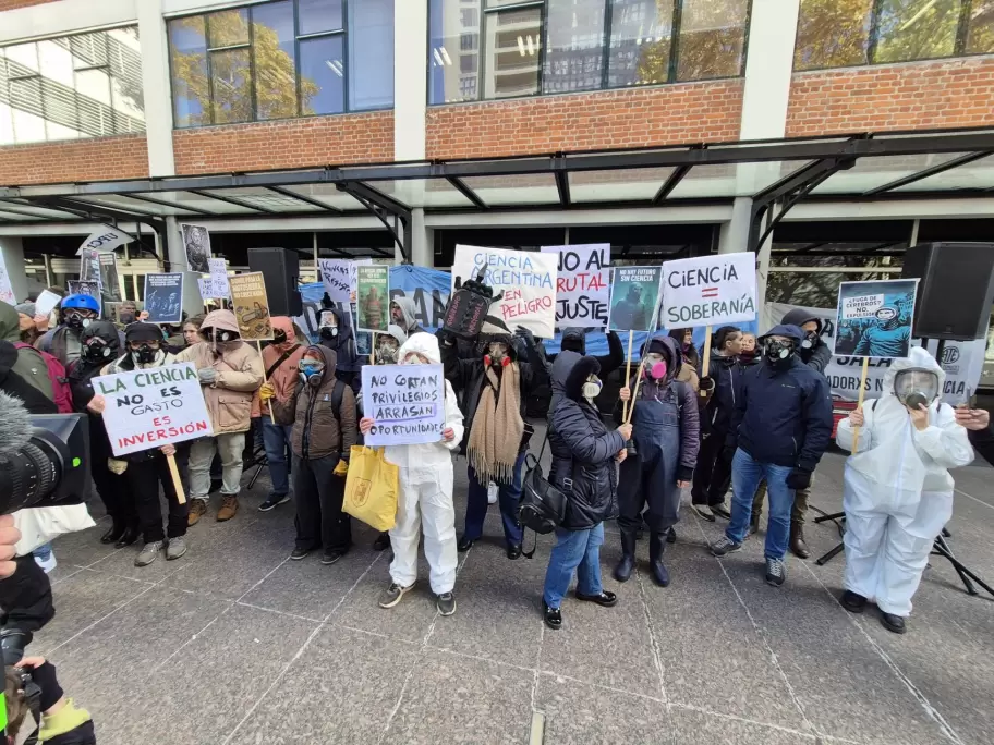 Bajo el lema "sin ciencia no hay futuro", miles de científicos salieron a las calles