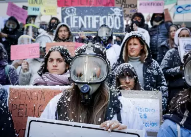 Bajo el lema "sin ciencia no hay futuro", miles de científicos salieron a las calles