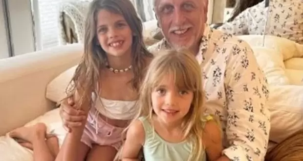 Andrés Nara recién pudo conocer a sus nietas Francesca e Isabella en diciembre del 2022