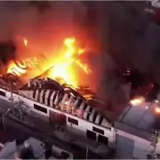 Fuego en la madrugada: un incendio arrasó con una pañalera en La Matanza y sembró pánico
