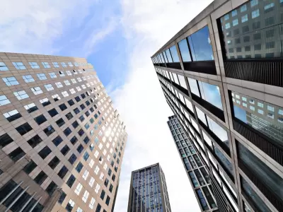 Pixabay Vista de edificios corporativos modernos, símbolo del crecimiento de empresas como GPS Group.