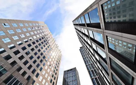 Vista de edificios corporativos modernos, símbolo del crecimiento de empresas como GPS Group.