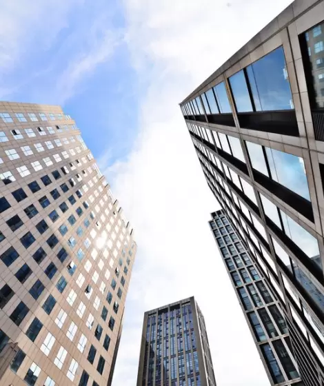 Vista de edificios corporativos modernos, símbolo del crecimiento de empresas como GPS Group.