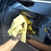 ¿Estafa o normalidad? el exorbitante precio que le cobraron a un conocido periodista por el lavado premium de su auto