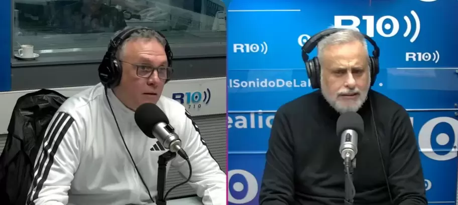 Jorge Rial escucha sorprendido a Mauro Federico, tras su confesión de haber pagado 210 mil pesos el lavado premium de su auto.