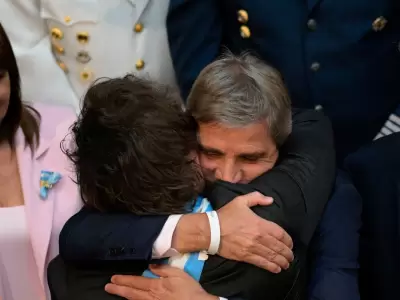Bullrich y Cneo Libarona miran el abrazo entre Milei y Caputo