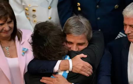 Bullrich y Cúneo Libarona miran el abrazo entre Milei y Caputo