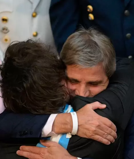 Bullrich y Cneo Libarona miran el abrazo entre Milei y Caputo