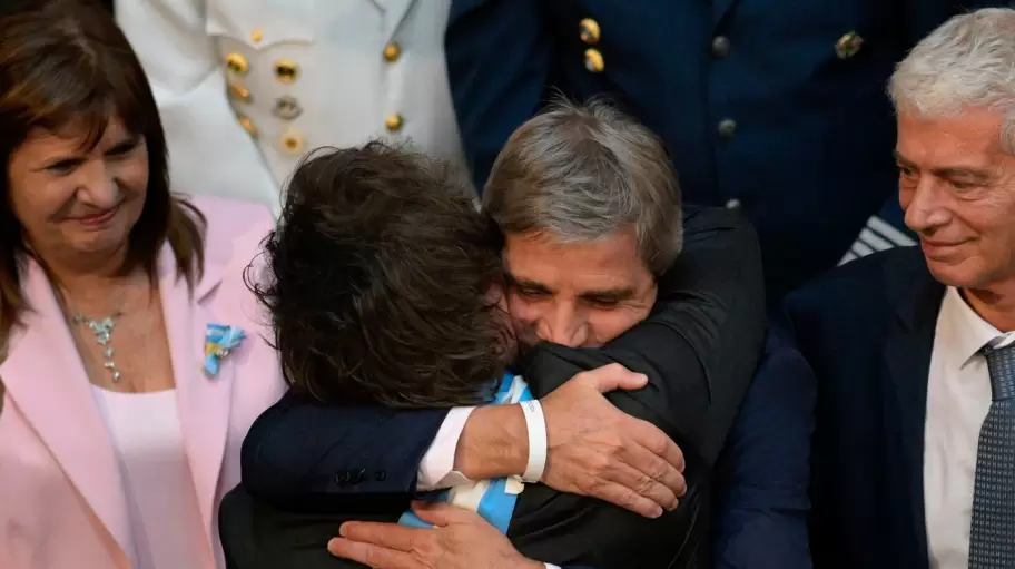 Bullrich y Cúneo Libarona miran el abrazo entre Milei y Caputo