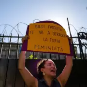 Quieren mujeres sin voz, sin salarios y sin decisión: las ideas de Milei que atrasan 80 años