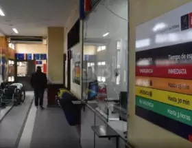 Un bebé está crítico tras caer en un balde con lavandina