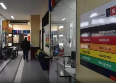 Un bebé está crítico tras caer en un balde con lavandina