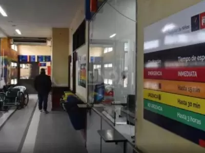 Un bebé está crítico tras caer en un balde con lavandina