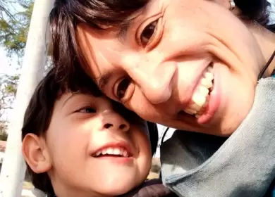 Micaela Andrea Lator junto a su hijo de 6